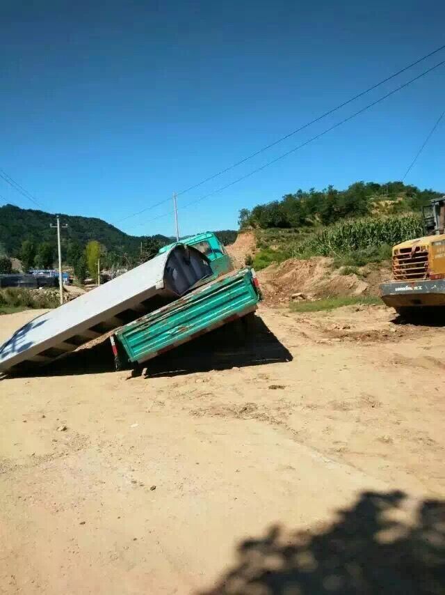 山東閘門卸貨現(xiàn)場(chǎng) 山東閘門卸貨現(xiàn)場(chǎng)